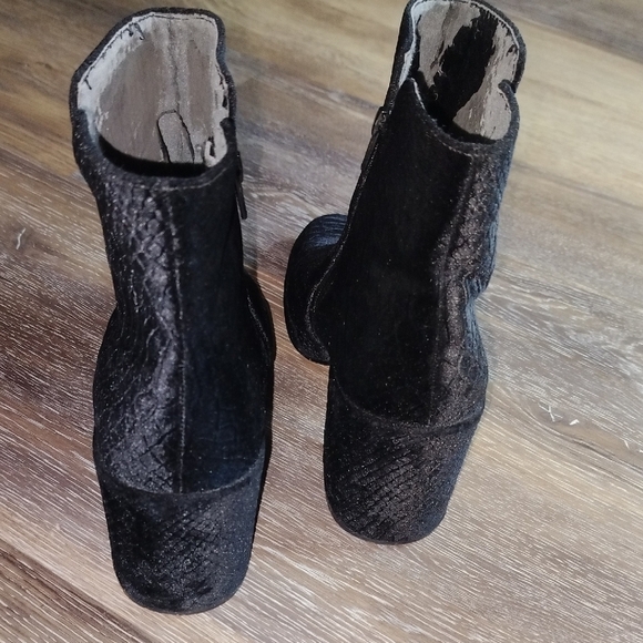 Aldo Black Textured Ankle Booties with Side Zipper - Picture 7 of 7